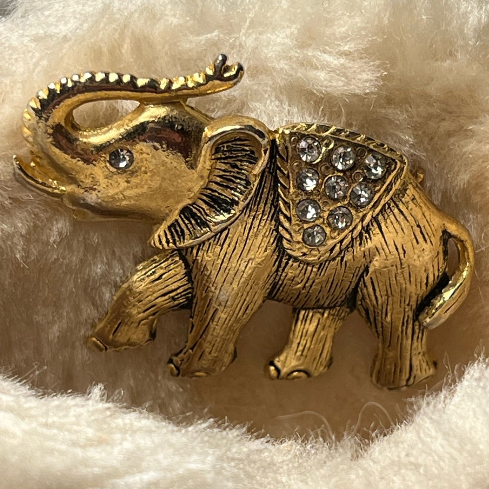 Elegant Gold Elephant Brooch with Rhinestones- Vintage EUC - Picture 3 of 5